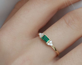 Art deco Green Emerald baguette and natural Diamonds gold ring