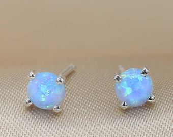 Brincos de opala, brincos de pino, opala azul, tachas de opala, joias de opala, brincos azuis, tachas de garra, algo azul, pedra de nascimento de outubro