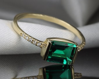 Anillo Baguette Esmeralda y Diamante, Esmeralda Baguette, anillo delicado, Piedra Preciosa Verde.