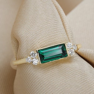 Baguette Emerald and Diamond ring, Baguette Emerald, round Diamonds. dainty ring, Green Gemstone 14K Gold ring