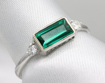 Bague en or blanc 14 carats, émeraude baguette et diamants, émeraude baguette, diamants ronds. bague délicate, pierre précieuse verte.