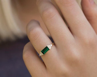 Baguette Emerald and Diamond ring, Baguette Emerald, round Diamonds. dainty ring, Green Gemstone 14K Gold ring