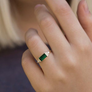 Anello con smeraldo baguette e diamanti, smeraldo baguette, diamanti rotondi. Anello delicato, anello in oro 14 carati con pietra preziosa verde.