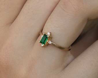Anillo Baguette Esmeralda y Diamante, Esmeralda Baguette, 4 Diamantes, anillo delicado, Piedra Preciosa Verde, piedra de nacimiento de mayo, anillo de diamantes