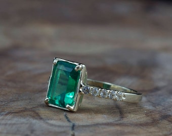 Emerald diamond ring