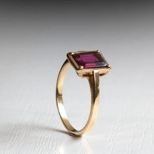 Solitaire Red Garnet Gold ring