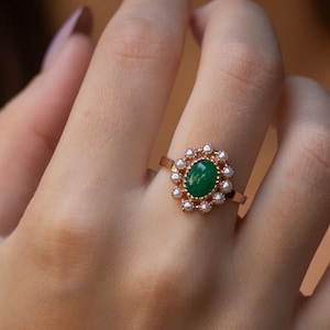 Emerald and pearl Ring - engagement ring - petal ring - victorian ring - princess diana ring - Gold ring - real pearls - Green Stone - 14K