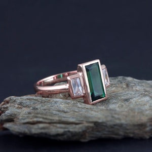 baguette ring vintage, baguette ring Emerald, baguette ring solitaire, art deco, Emerald ring for women, antique, Emerald ring engagement