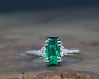 Encantador anillo de diamantes y esmeraldas baguette, esmeralda baguette, diamantes redondos. anillo delicado, piedra preciosa verde.