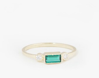 Baguette Emerald and Diamond milgrain ring, Baguette Emerald, round Diamonds. dainty ring, Green Gemstone.