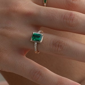 Solitaire ring met smaragd en diamanten goud