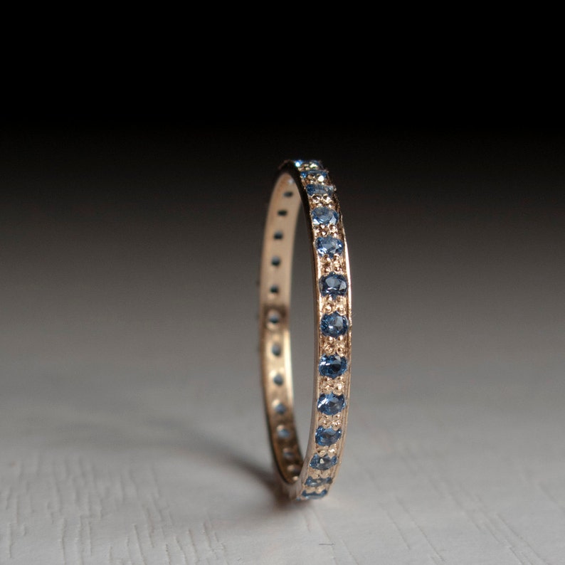 Gold Blautopas Eternity Ring Bild 2