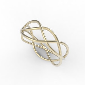 Op de afbeelding: Een gouden ring met een geweven ontwerp. De ring is gemaakt van één stuk metaal dat is gedraaid en met elkaar verweven om een complex patroon te creëren.