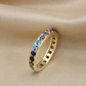 Anillo Eternity Arcoíris - Oro degradado - Zafiro - Esmeralda - Anillo degradado - Granate - Topacio azul - Aguamarina - Amatista