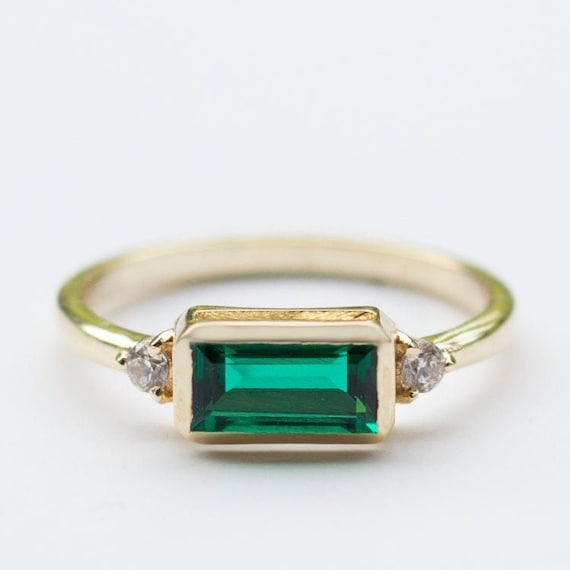 Green emerald baguette ring deals