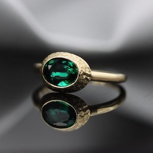 Chatham Emerald hammered ring, 14K Gold ring, Vintage ring, Solitaire ring, Emerald, Chatham Emerald