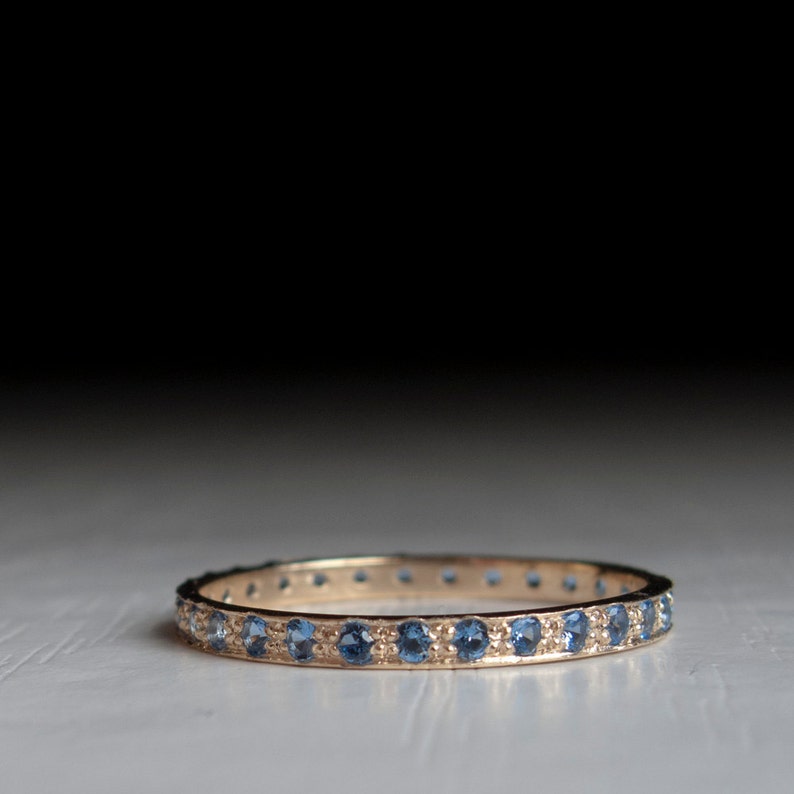 Gold Blautopas Eternity Ring Bild 3