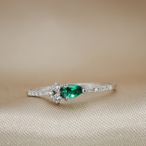 Emerald ring, vintage emerald ring, art deco, emerald and diamond ring, emerald green, gemstones, may birthstone, 14K, gift for her image 3