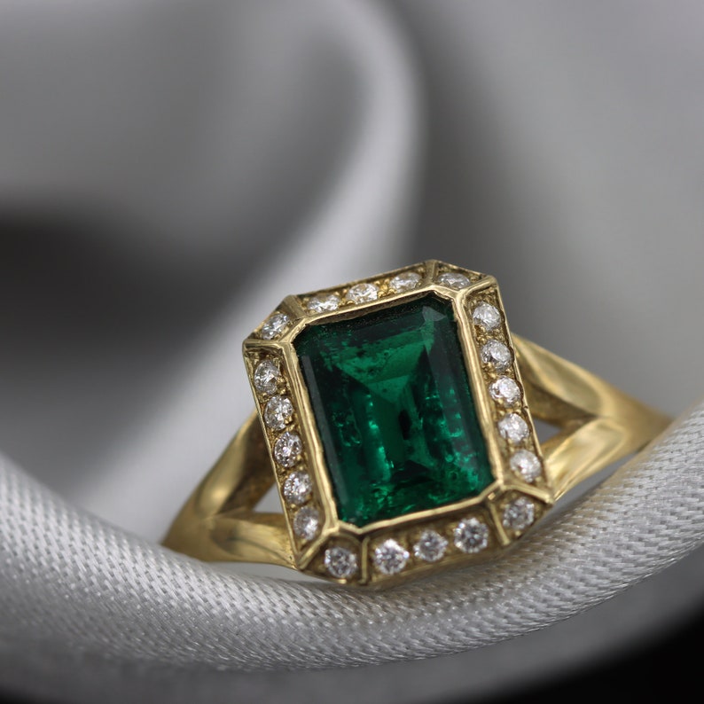 bague émeraude et diamant, solitaire émeraude, bague avec pierre de naissance de mai, bague en or émeraude, fiançailles émeraude et diamant, pierre précieuse verte image 5