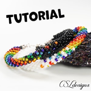 Op de afbeelding: Twee kralenarmbanden met een spiraalpatroon van kleine glaskralen. De ene armband toont een regenboogkleurvolgorde, terwijl de andere zwarte en witte kralen combineert. De tekst TUTORIAL en CSLdesigns is zichtbaar.