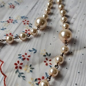 Collier vintage en fausses perles de culture et cuivre, long fil rose poudré style Gatsby