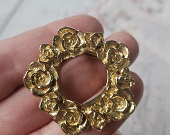 Clip para collar con forma de corona de rosas en tono dorado vintage