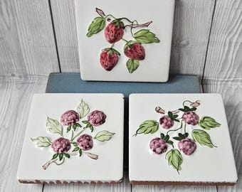 Vintage handgeschilderde mediterrane keramische tegelkunst Blackberry & Strawberry x3