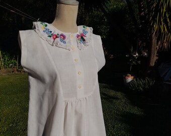 Blusa vintage antigua de lino natural antiguo con preciosos bordados.