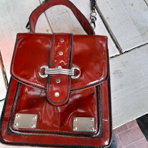 Bolso de los años 70, color burdeos, bolso de cuero brillante, hebillas vintage, look alternativo unisex