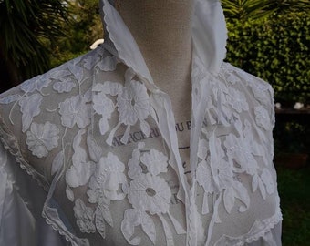 Shabby chic vintage white antique lace dressing gown Dressing gown woman chic bride wedding mom chic unique elegance 30s vintage white