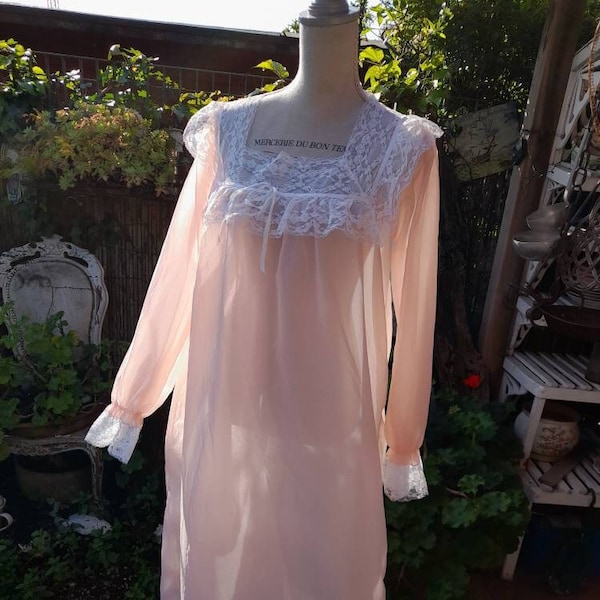 Victorian nightdress pink white lace vintage 40s shabby chic woman night gown antique trunk RHODIATOCE Marie Antoinette style