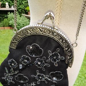 Sac poignet noir petit sac femme 90s chaîne collection de sacs vintage satin noir sac théâtre élégant soirée soirée