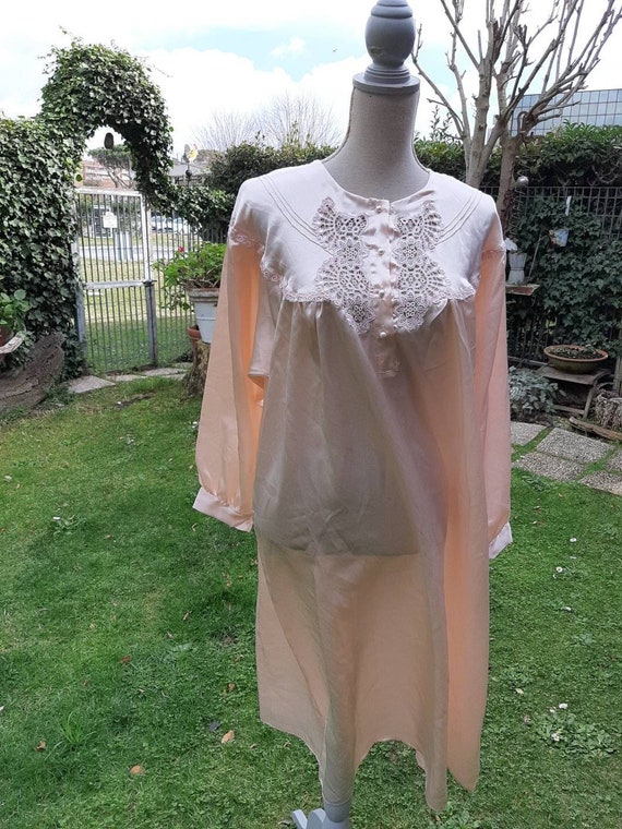 Vintage peach nightdress woman shabby chic mother… - image 2