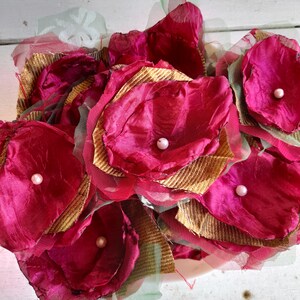 20 flores em chiffon cetim plissado tecido decorações florais cartões de lugar flores tecido artesanal lembranças de casamento broches de joias