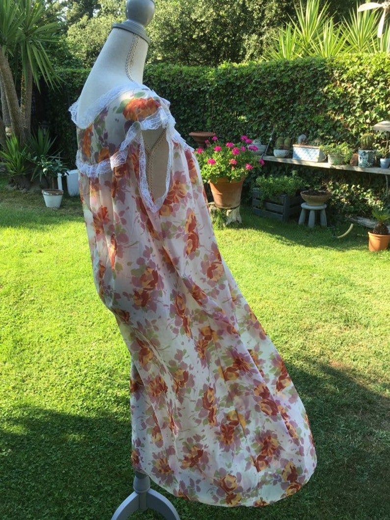 Coordinated dressing gown and nightgown shabby chic vintage flowers orange green white lace bride wedding perfect chic 50s wonderful