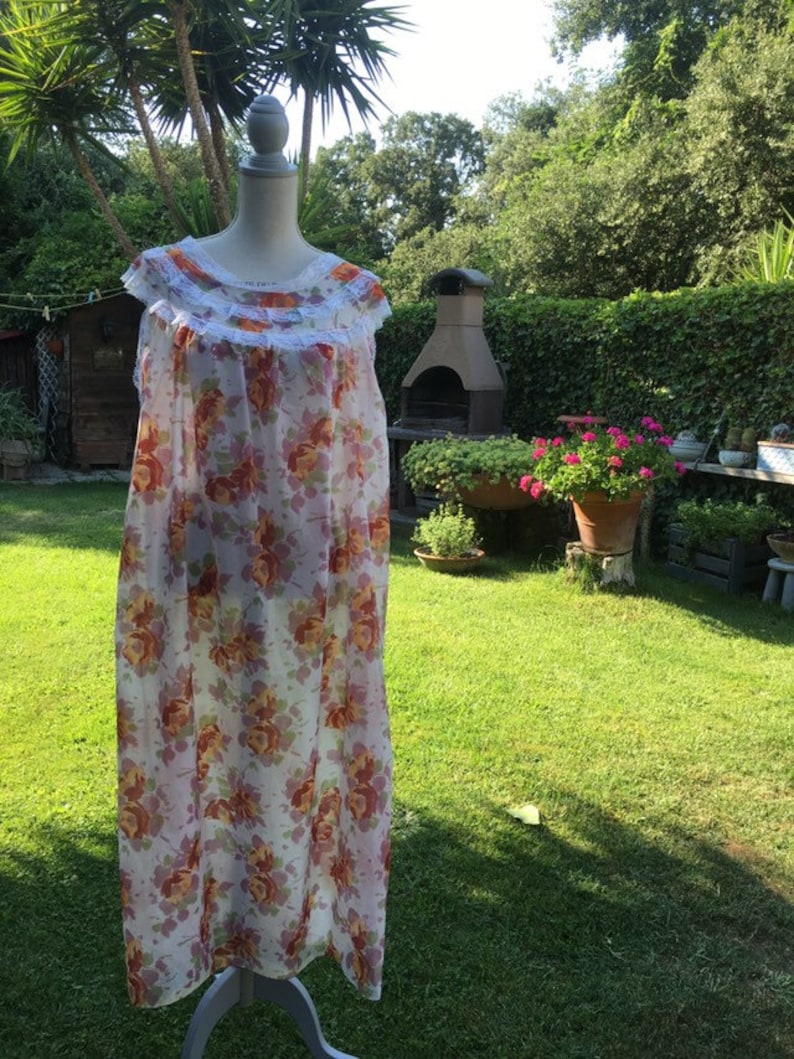 Coordinated dressing gown and nightgown shabby chic vintage flowers orange green white lace bride wedding perfect chic 50s wonderful