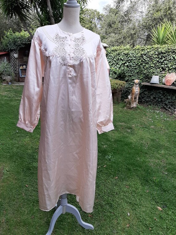 Vintage peach nightdress woman shabby chic mother… - image 3