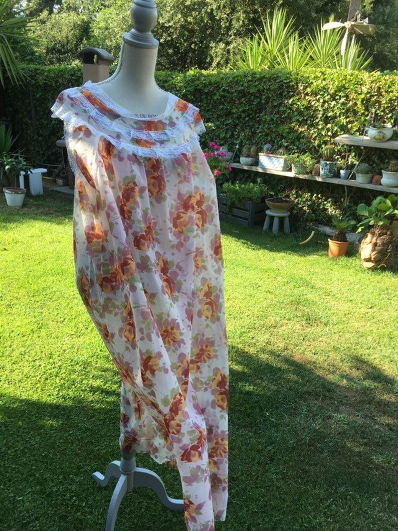 Coordinated dressing gown and nightgown shabby chic vintage flowers orange green white lace bride wedding perfect chic 50s wonderful