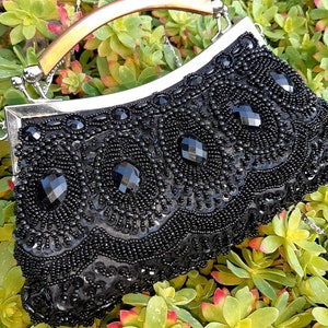 Sac vintage bracelet noir sac à main sequin perles petit sac femme chaîne années 60 sac vintage collection sac théâtre satin noir