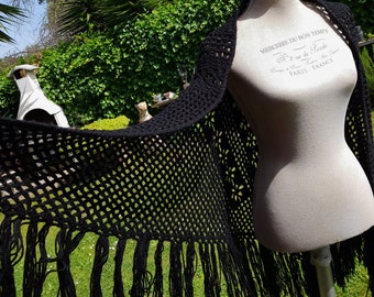 Châle noir vintage des années 70 Châle crochet noir accessoires pour femmes de grand charme châle en laine à longues franges