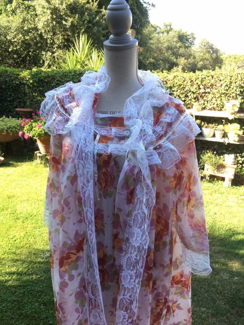 Coordinated dressing gown and nightgown shabby chic vintage flowers orange green white lace bride wedding perfect chic 50s wonderful