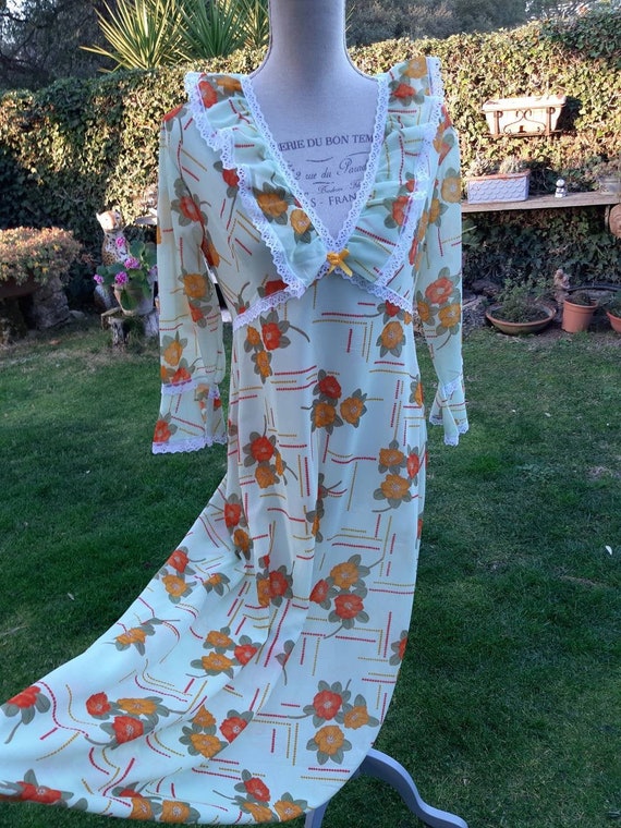 Vintage flower nightgown bride romantic woman chee