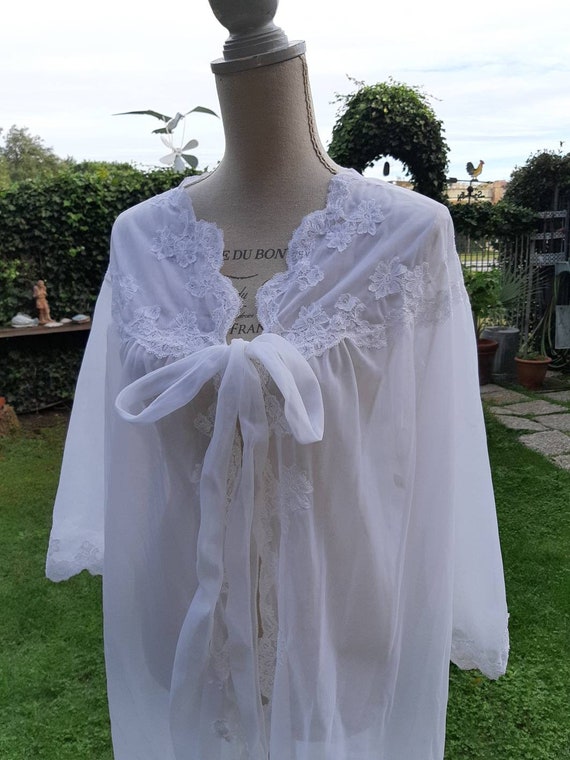 Vintage white dressing gown 40s shabby chic tulle