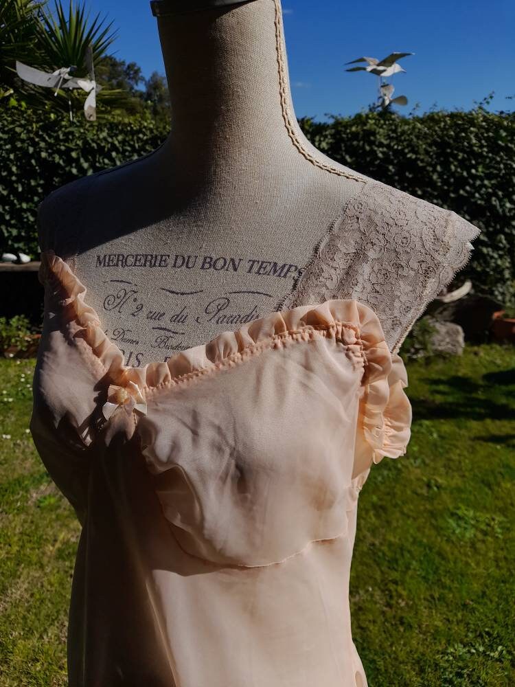 Chemise de nuit vintage années 50 pêche pâle shabby chic dentelle