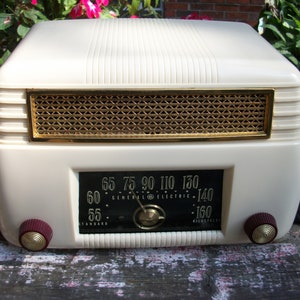 Vintage, Completely Restored, 1946 General Electric Model 201 Tabletop Tube Radio iPhone/iPOD/ MP3/Bluetooth Ready!