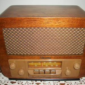 Vintage 1947 Silvertone Tabletop Pushbutton Tube Radio, Model 7054, Restored and in Working Condition--iPOD/iPhone/MP3/ Bluetooth Ready