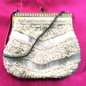 Vintage noche fiesta embrague bolso bolso tela satinada forro beige marfil blanco Kisslock metal marco de cristal y lentejuelas hechas en Hong Kong