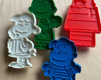 Charlie Brown Peanuts Cookie Cutter Set met Snoopy op zijn hondenhok met Linus en Lucy