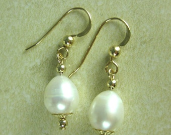 Handmade Gold and Freshwater Pearl Earrings.  Elegant Pearl Dangle Earrings.  Gold Earrings  Pearl Earrings.