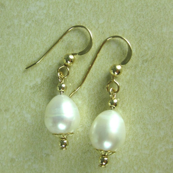 Handmade Gold and Freshwater Pearl Earrings.  Elegant Pearl Dangle Earrings.  Gold Earrings  Pearl Earrings.